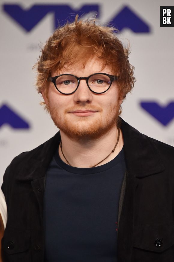 Ed Sheeran diz que Taylor Swift usa saltos altos o tempo todo, por isso precisa parecer mais alto que ela