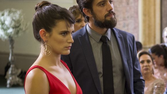 Novela "O Outro Lado do Paraíso": Renato pede Clara em casamento e surpreende a milionária!