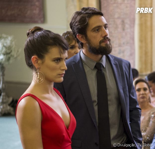 Em "O Outro Lado do Paraíso", Renato (Rafael Cardoso) pede Clara (Bianca Bin) em casamento