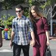Joe Jonas resolveu levar a sua namorada Blanda Eggenschwiler para passear nas ruas de Los Angeles, na Califórnia, na última segunda-feira (21)