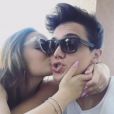 Larissa Manoela e o namorado, Leo Cidade, compartilham no Instagram momentos de intimidade em parque aquático