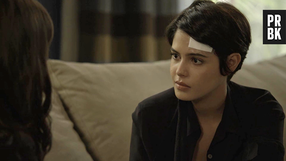 Em "O Outro Lado do Paraíso": Clara (Bianca Bin) conta para Adriana (Julia Dalavia) que quem doou o rim para ela foi Beth (Gloria Pires)