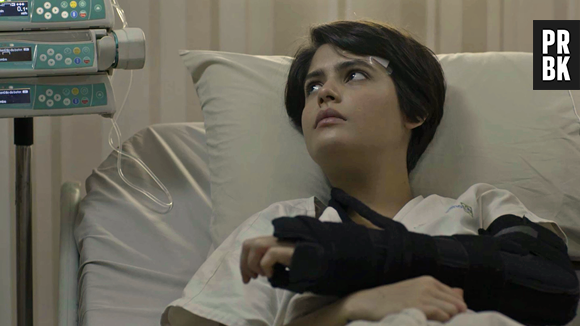 Em "O Outro Lado do Paraíso": depois de descobrir que o rim doado era de Beth (Gloria Pires), Adriana (Julia Dalavia) propõe que elas morem juntas