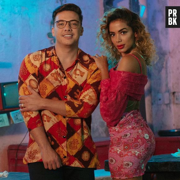 Anitta e Wesley Safadão aparecem juntos no clipe de "Romance com Safadeza"