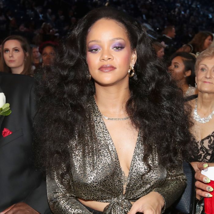 Rihanna não ficou feliz com a repercussão de &quot;Anti&quot; e quer alcançar o mesmo sucesso da época de &quot;Umbrella&quot;, segundo coluna