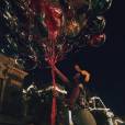 Bruna Marquezine segurando balões em parque