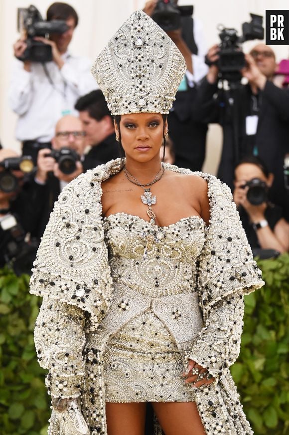 Rihanna no tapete vermelho do MET Gala 2018