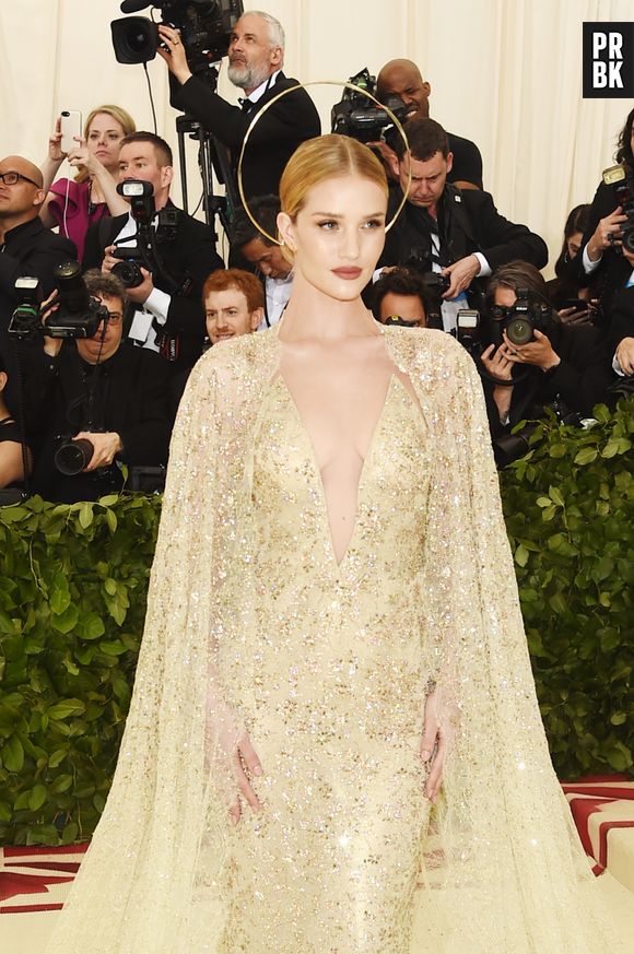 Rosie Huntington-Whiteley no tapete vermelho do MET Gala 2018