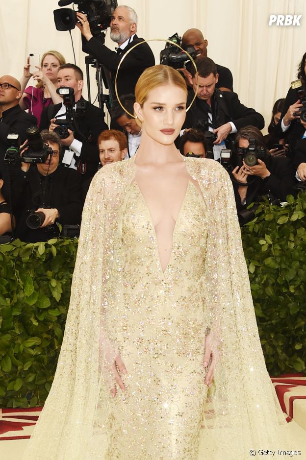 Rosie Huntington-Whiteley no tapete vermelho do MET Gala 2018
