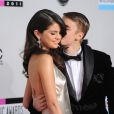Fonte do E! News afirma que Selena Gomez está feliz e focada na sua carreira e saúde após término com Justin Bieber