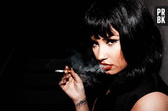 Demi Lovato posa com cigarro na boca para as lentes de Tyler Shields