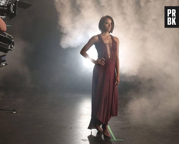 Kat Graham faz pose para representar a Bonnie de "The Vampire Diaries"