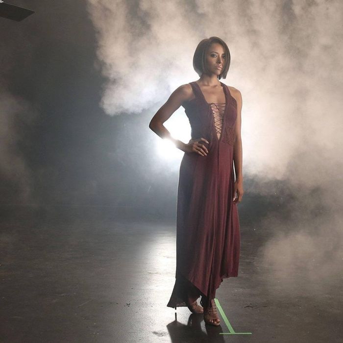  Kat Graham faz pose para representar a Bonnie de &quot;The Vampire Diaries&quot; 