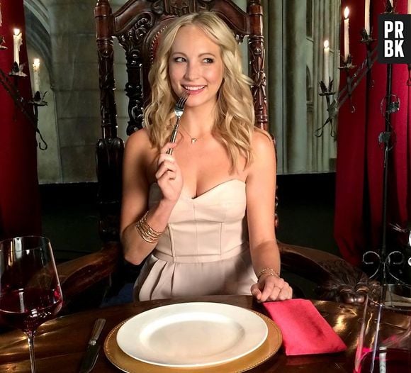 Em "The Vampire Diaries", Candice Accola, a Caroline, brinca na sessão de fotos!