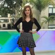 A saia xadrez que Sophia Abrahão usou no "Vídeo Show" dá um look 90's à produção