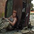  Em "The Walking Dead", Abraham (Michael Cudlitz) se protege atr&aacute;s de um carro 