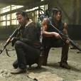  Em "The Walking Dead", Rick (Andrew Lincoln) e Daryl (Norman Reedus) se defendem de amea&ccedil;as 