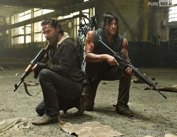 Em "The Walking Dead", Rick (Andrew Lincoln) e Daryl (Norman Reedus) se defendem de ameaças