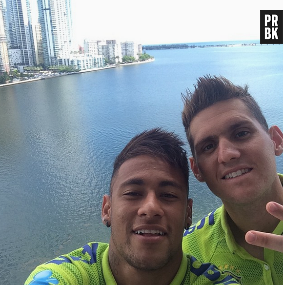 Neymar fez selfie ao chegar em Miami