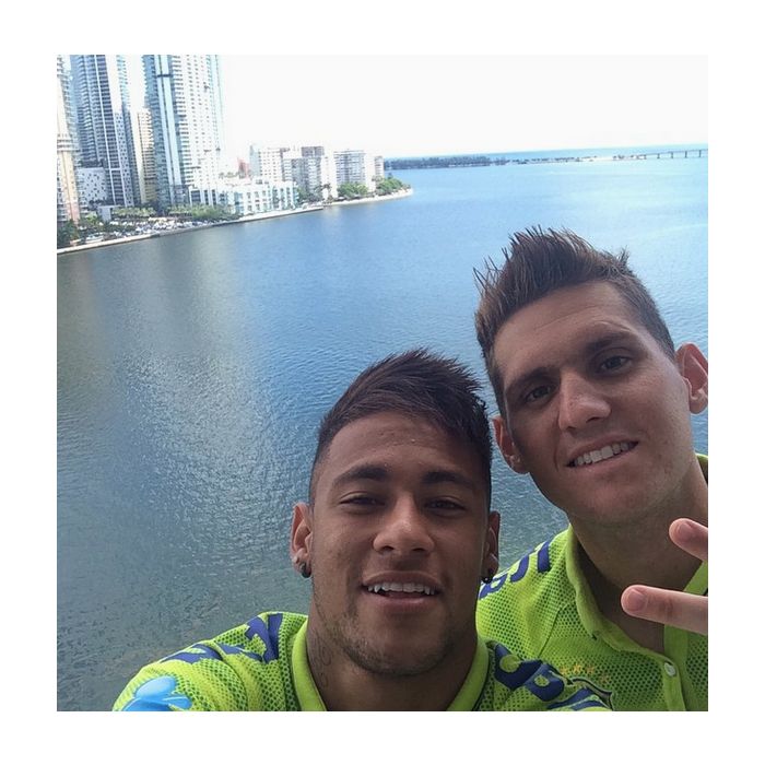 Neymar fez selfie ao chegar em Miami