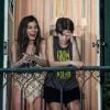 Karina (Isabella Santoni) odeia e Bianca (Bruna Hamu) adora a serenata de Pedro (Rafael Vitti) em "Malhação"