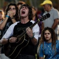 Novela "Malhação": Pedro faz serenata e Karina joga um balde de água fria nele!