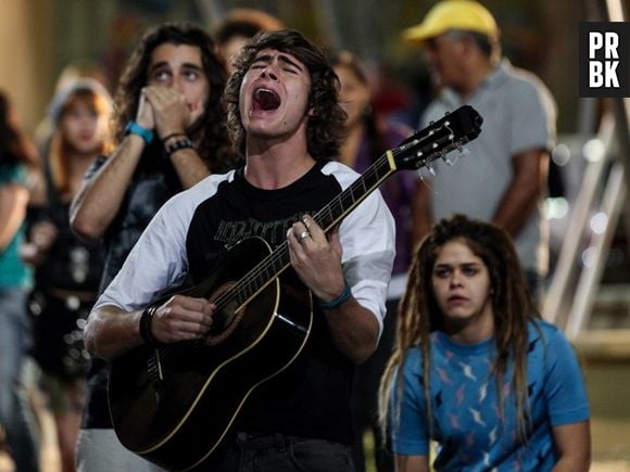 Em "Malhação", Pedro (Rafael Vitti) vai cantar para Karina (Isabella Santoni)