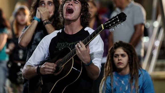 Novela "Malhação": Pedro faz serenata e Karina joga um balde de água fria nele!