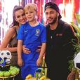 Bruna Marquezine ao lado do namorado Neymar e de seu filho, Davi Lucca