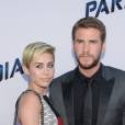 Dias após a assessoria de Liam Hemsworth confirmar o fim do namoro dele com a popstar rebelde Miley Cyrus, o artista foi clicado aos beijos com a cantora mexicana Elza González