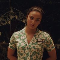 Camila Mendes, de "Riverdale", estrela novo clipe da dupla The Chainsmokers