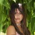 Selena Gomez é fotografada usando uma presilha com a palavra "Feia", indireta para o estilista da D&amp;G