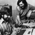 Steve Jobs e Steve Wozniak inaugurando a Apple