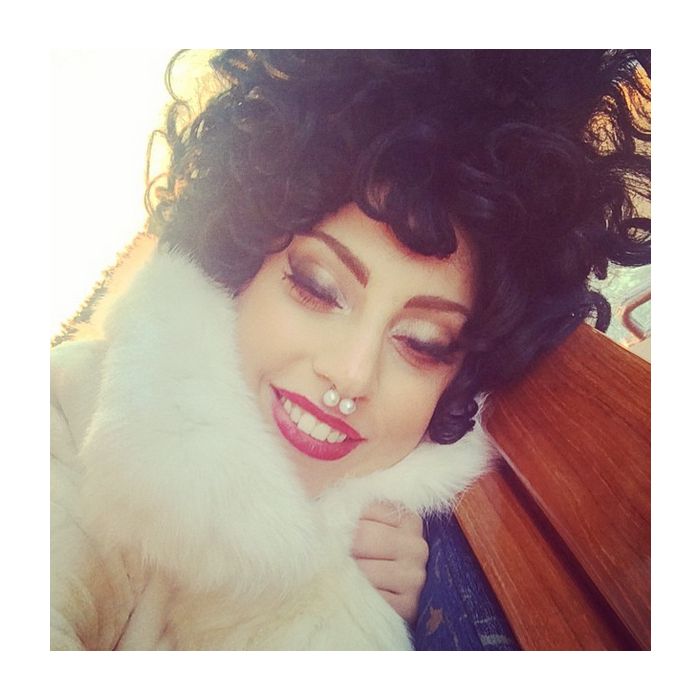 Lady Gaga faz a #ryca: piercing de pérolas nível ostentação