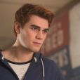 Em "Riverdale": Archie (KJ Apa) se vê em perigo na cidade e decide ir embora