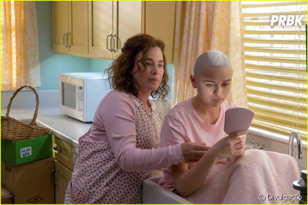 Joey King será Gipsy em "The Act", uma menina induzida pela mãe a acreditar que está em estado terminal
