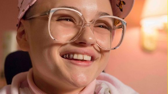 Joey King, de "A Barraca do Beijo", tá totalmente diferente no filme "The Act"! Veja fotos!