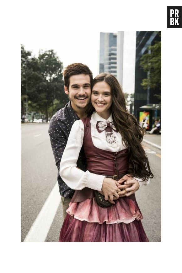 Em "O Tempo Não Para", Samuca (Nicolas Prattes) diz à Marocas (Juliana Paiva) que eles podem fugir
