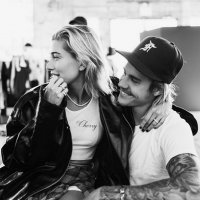 Prima de Hailey Baldwin revela que Justin Bieber é super carinhoso e que os dois se complementam