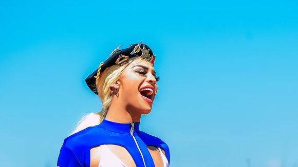 A Pabllo Vittar está maravilhosa nas fotos divulgadas do clipe de "Seu Crime"