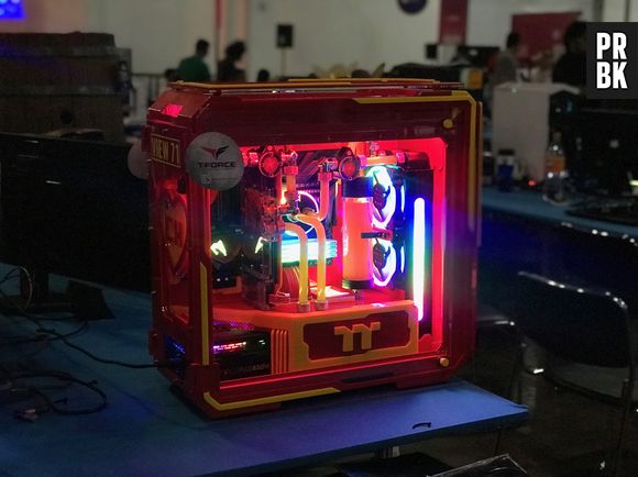 Até os computadores na Campus Party 2019 eram incríveis e decorados! Essa daí tinha como tema o Chapolin! #CPBR12