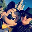  MC Gui faz selfie ao lado do Mickey em sua viagem &agrave; Disney e se declara em legenda: "Lugar mais do que maravilhoso" 