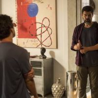 Alex decide se mudar para a casa do pai e Marcio não fica NADA feliz com isso em "Malhação"