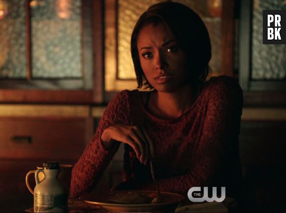 Bonnie (Kat Graham) pensa em uma forma de sair de onde está presa em "The Vampire Diaries"