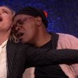 Brie Larson e Samuel L. Jackson, de "Capitã Marvel", vão a programa e cantam "Shallow" juntos