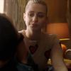 Betty (Lili Reinhart) conforta Jughead (Cole Sprouse) em novas imagens de "Riverdale"
