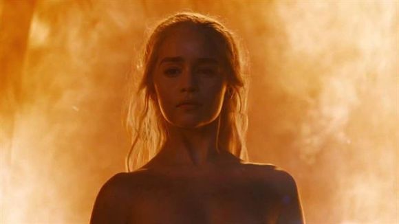 Emilia Clarke não está muito feliz com o rumo de Daenerys em "Game of Thrones"