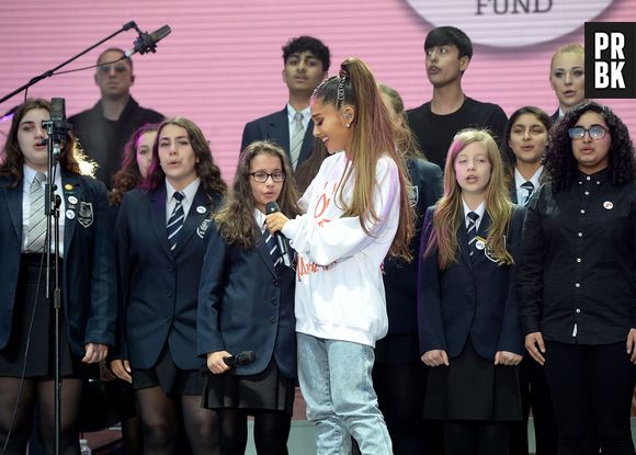 Na época, Ariana Grande chamou um coral de Manchester para o show beneficente