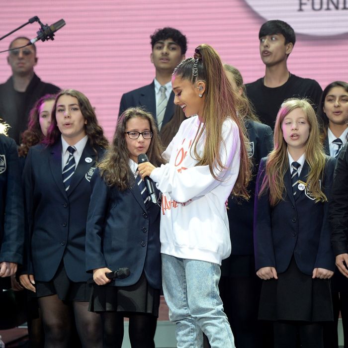 Na época, Ariana Grande chamou um coral de Manchester para o show beneficente