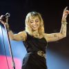 Miley Cyrus lança teasers para "She Is Coming" com muita sensualidade e frutas